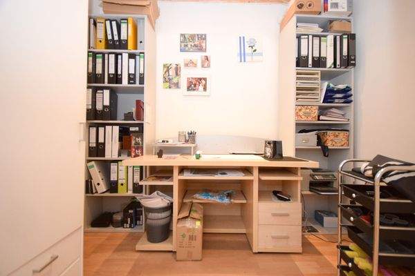 Kleines Büro im Wohnzimmer hinterm Fernsehen