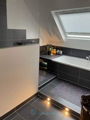 Badezimmer mit Badewanne und Dusche