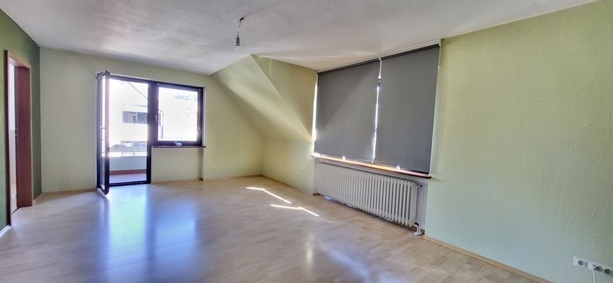 Helle DG-Wohnung mit Platz