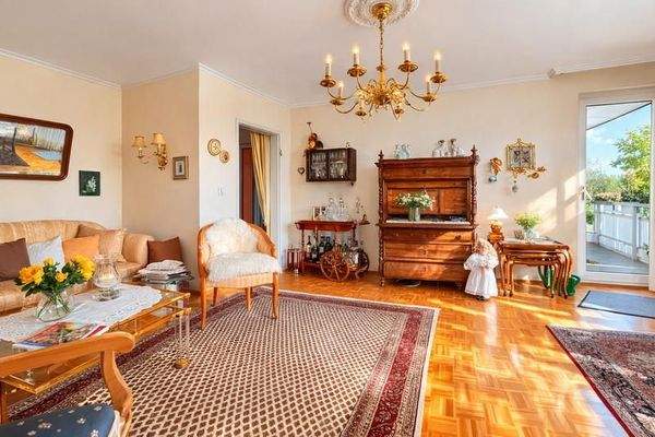 Wohnzimmer mit Zugang zur Sonnenloggia