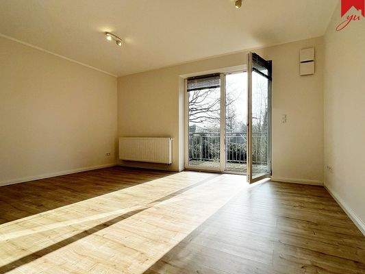 Wohn- und Essbereich mit Zugang zum Balkon