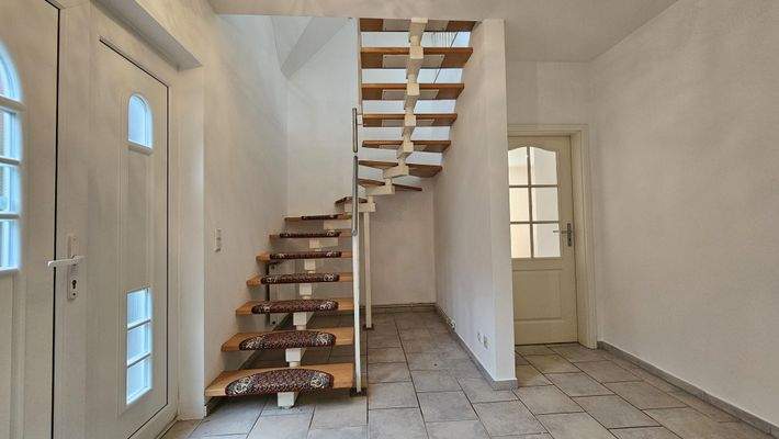 Diele mit Treppe vom EG zum DG