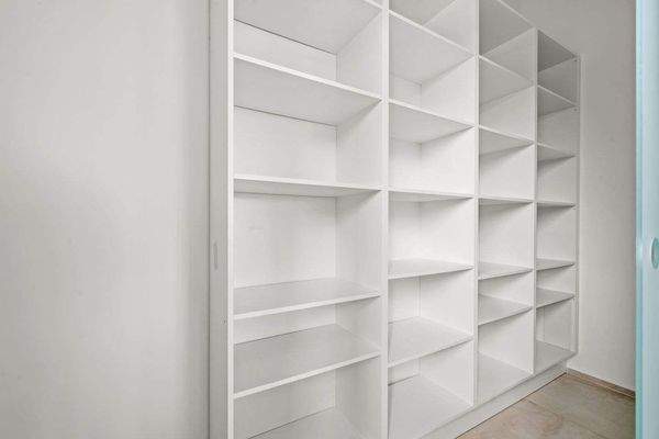 Speisekammer mit Einbaumöbeln