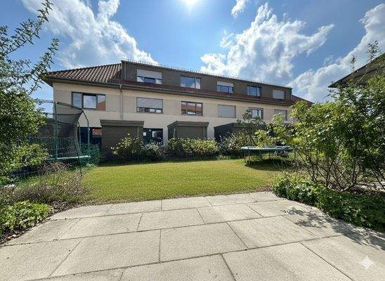 Modernes Reihenhaus mit Garten