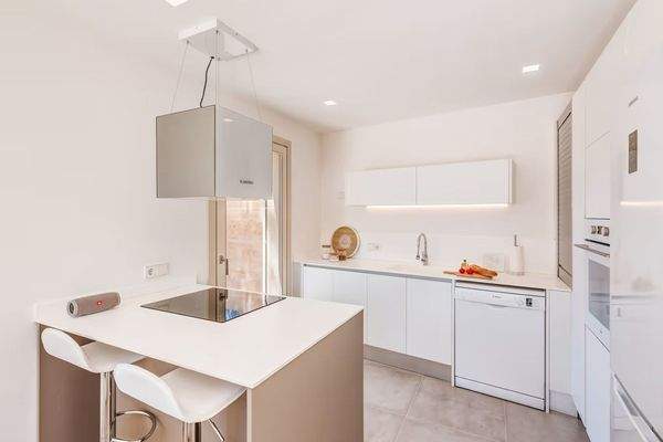 Offene Küche mit Kochinsel und Frühstückstheke