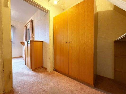 OG: Kompakter Abstellraum für einen weiteren Schrank