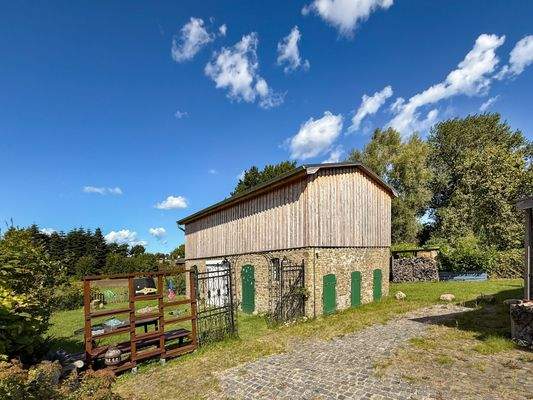 Ehemaliges Stallgebäude mit neuem Dach, Stellplatz