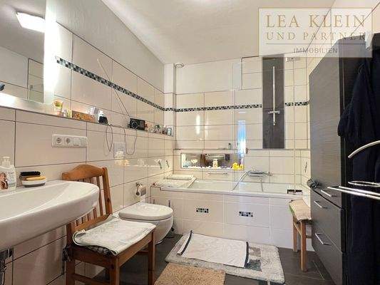 2. Bad -  mit Badewanne