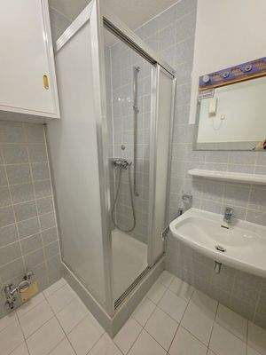 Ihr Bad mit Dusche, WC und Waschmaschinenanschluss (1)_153412