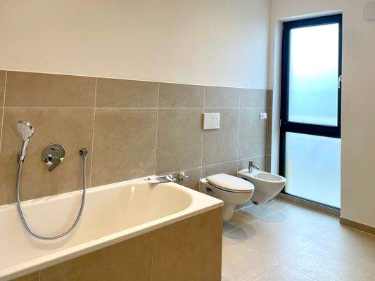 Masterbad mit Wanne, Bidet und bodengleicher Dusche