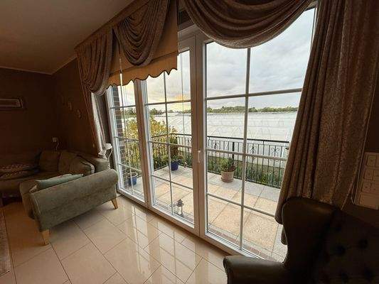 Lichtdurchflutetes Wohnzimmer