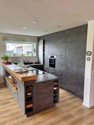 Moderne neuwertige Einbauküche