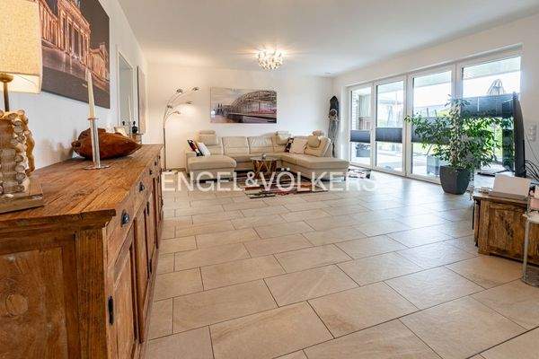 Wohnzimmer mit Zugang zur überdachten Terrasse