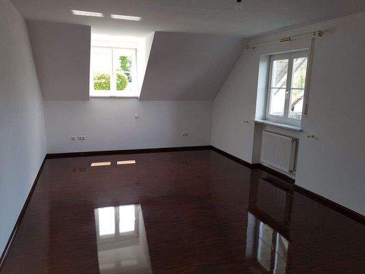 OG Elternschlafzimmer leer.jpg