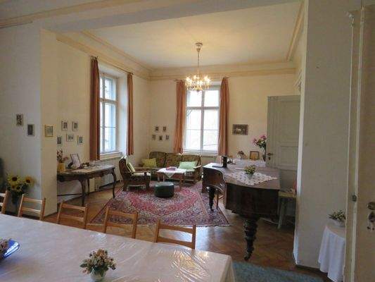 Blick vom Esszimmer in das Klavierzimmer 