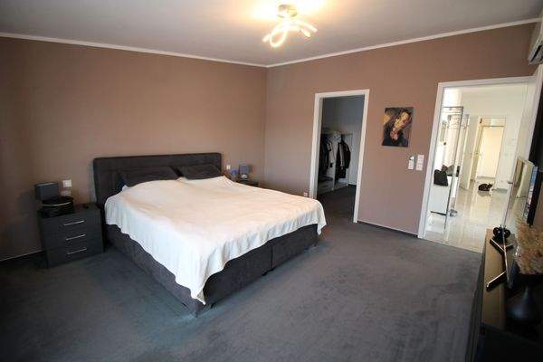 Schlafzimmer mit Ankleidezimmer