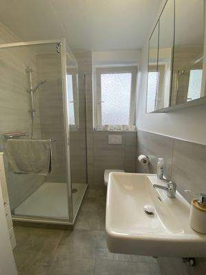 29/ Obergeschoss: Erst im Juli 2025 saniertes Duschbad.