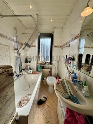 Whg. im 2. OG: Badezimmer