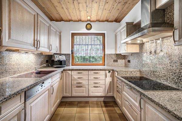 Küche mit separater Speisekammer. 