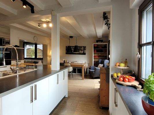 lichtdurchflutete Küche