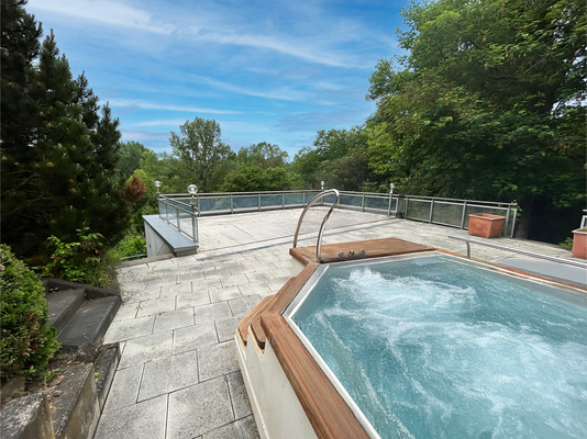 Terrasse mit Whirlpool