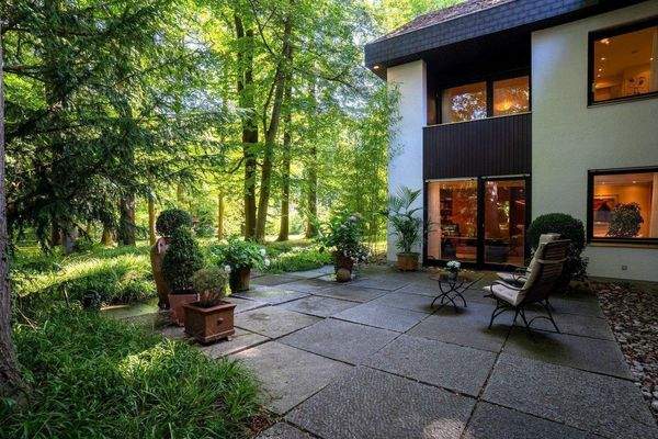 NÖRDLICHE TERRASSE UND BLICK IN DEN PARK