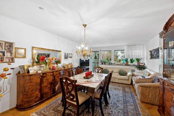 Wohn- / Essbereich| Balkon