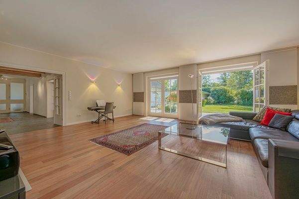 Wohnzimmer mit Blick in den Garten.jpg