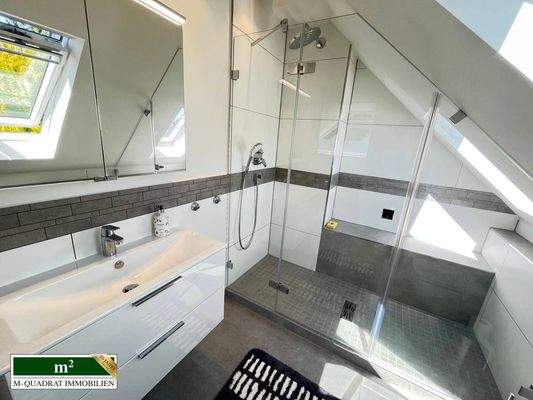Duschbad im Spitzboden