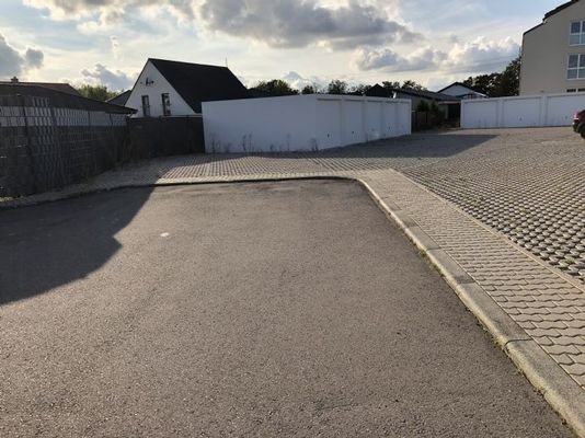 Parkplatz direkt neben Garagen