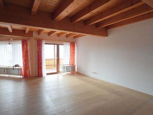 Wohnzimmer mit Balkon