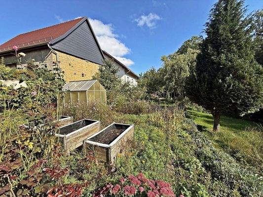 Garten mit Hochbeeten