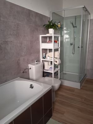 Bad mit Wanne, Dusche und WC
