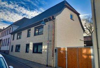 Straßenansicht mit Hofeinfahrt