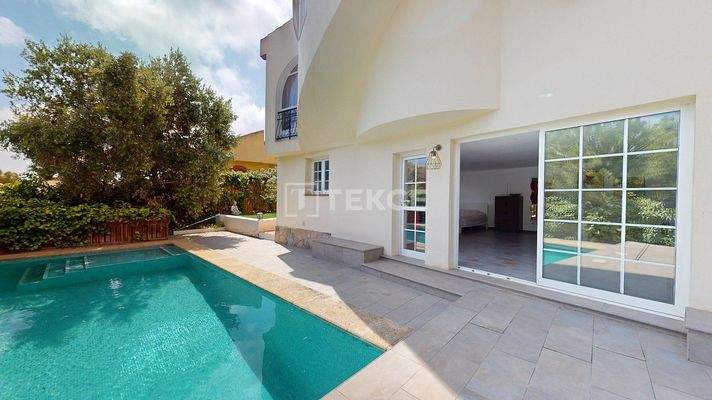 5 Bedroom Villa with Jacuzzi and Garden in Orihuela Costa