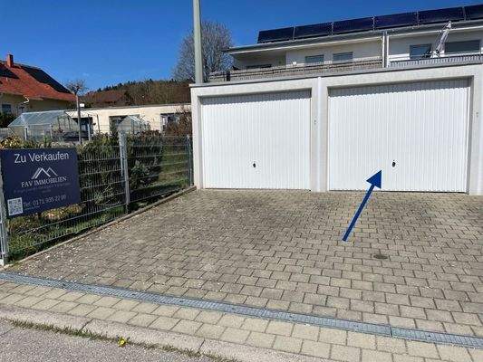 Garage Nr. 2 Ein Garagentorantrieb mit Funkfernbedienung.
