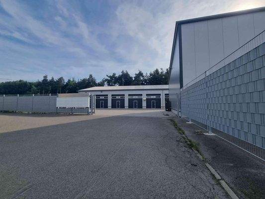 Zufahrt zum Lagerkomplex