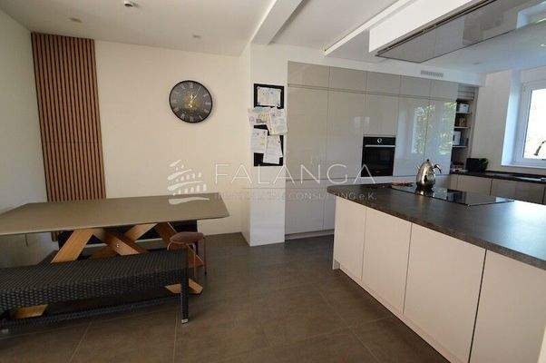 Moderne offener Küchen-Essbereich