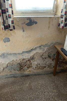 Erdgeschoss mit Feuchtigkeitsspuren