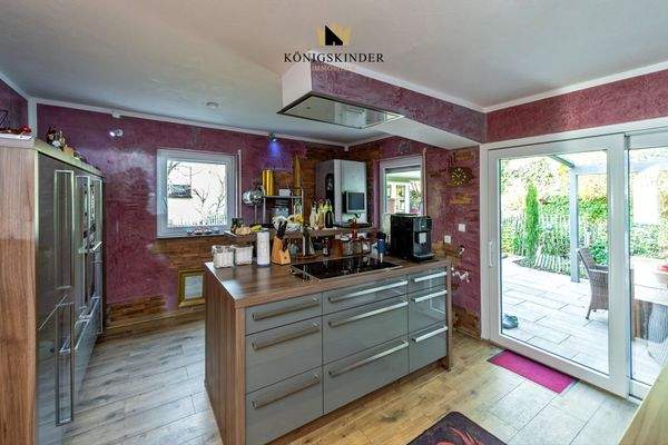 Küche mit Zugang zur Terrasse