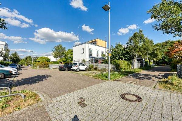 Straße &amp; Kfz-Stellplatz v. W