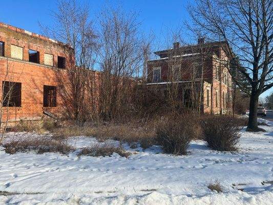 linker Seitentrakt mit Blick zum Hauptgebäude 