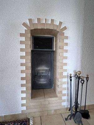 Kachelofen vom Flur beheizt