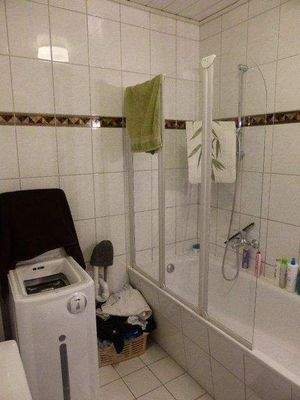 Badezimmer mit Anschluss für die Waschmaschine