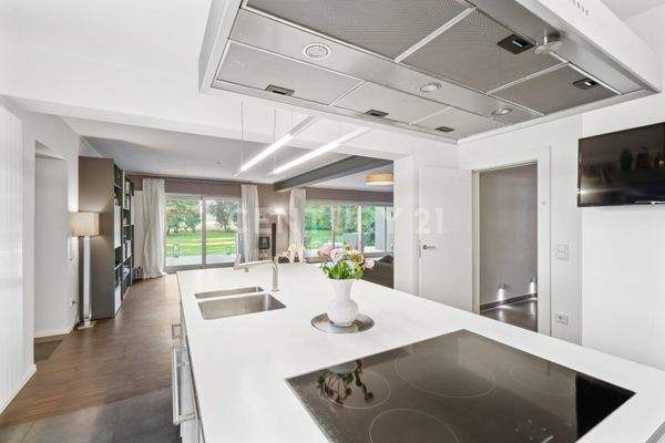 Moderne BULTHAUP-Küche mit GAGGENAU-Geräten