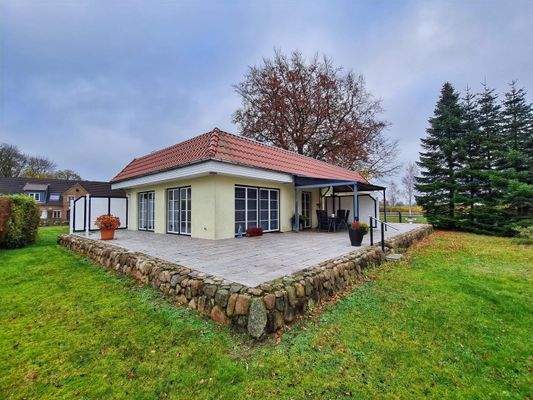 Großzügige Terrasse am Anbau