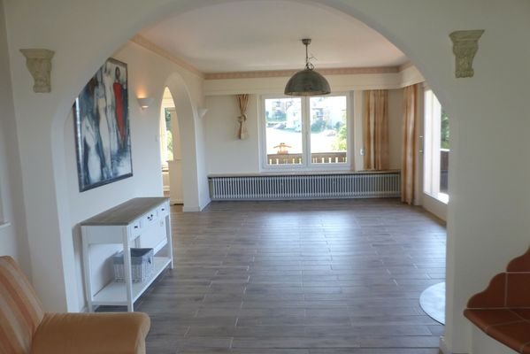 Wohnzimmer mit Balkon