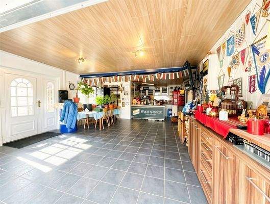 Geflieste Garage mit Bar