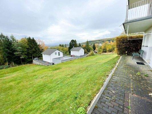 Terrasse und Grundstück 