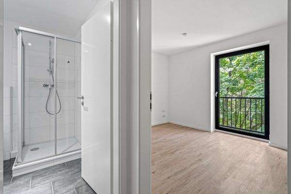 Blick Richtung Dusche und Schlafzimmer